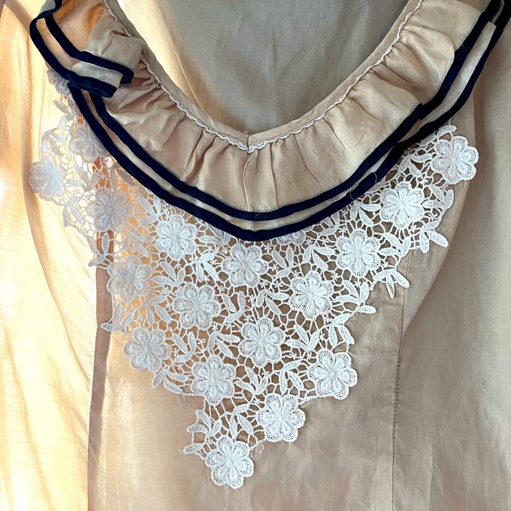 Beautiful classic Floreat top. Size 10.